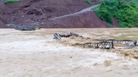 Mưa lũ cuốn trôi cầu tạm, hơn 400 hộ dân vùng biên bị chia cắt