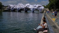 Chiêm ngưỡng nghệ thuật “hang động sắp đặt” trên cây cầu cổ nhất Paris