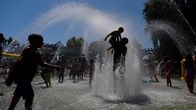 Vòm nhiệt thứ ba trong vòng một tháng, người dân Mỹ hứng chịu nắng nóng khắc nghiệt 