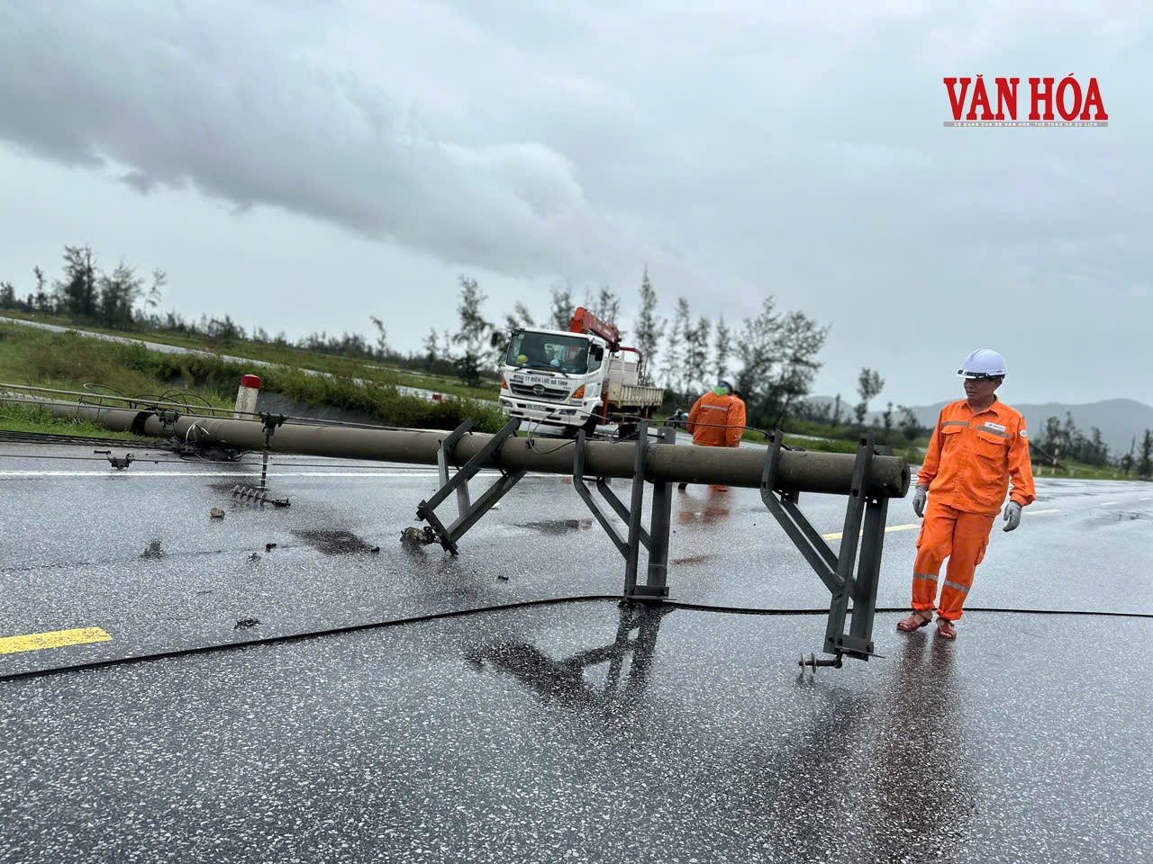 Hệ thống cột điện trên đường ven biển đổ rạp sau bão số 10 - ảnh 3