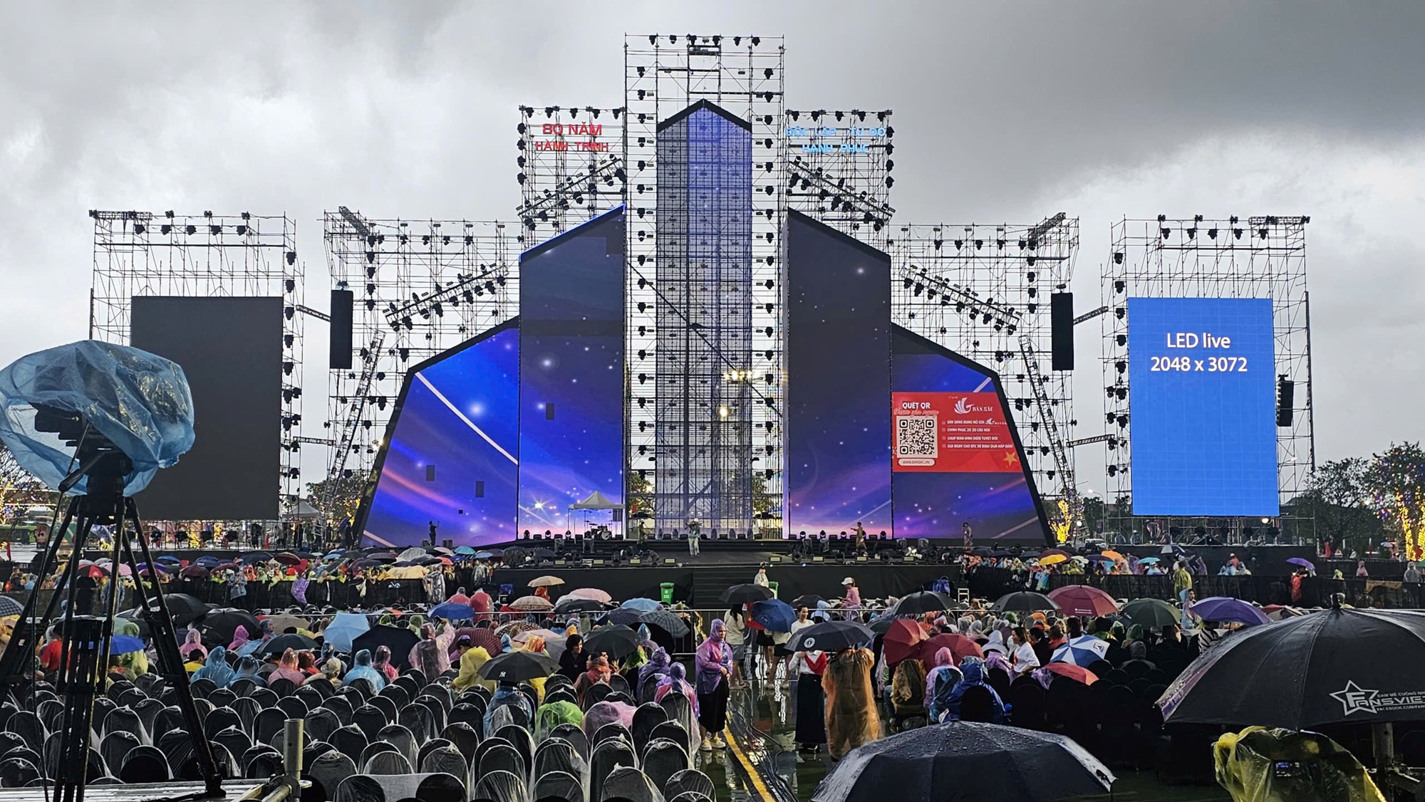 Khán giả háo hức đổ về sân khấu chờ đợi concert “Việt Nam trong tôi” - ảnh 1