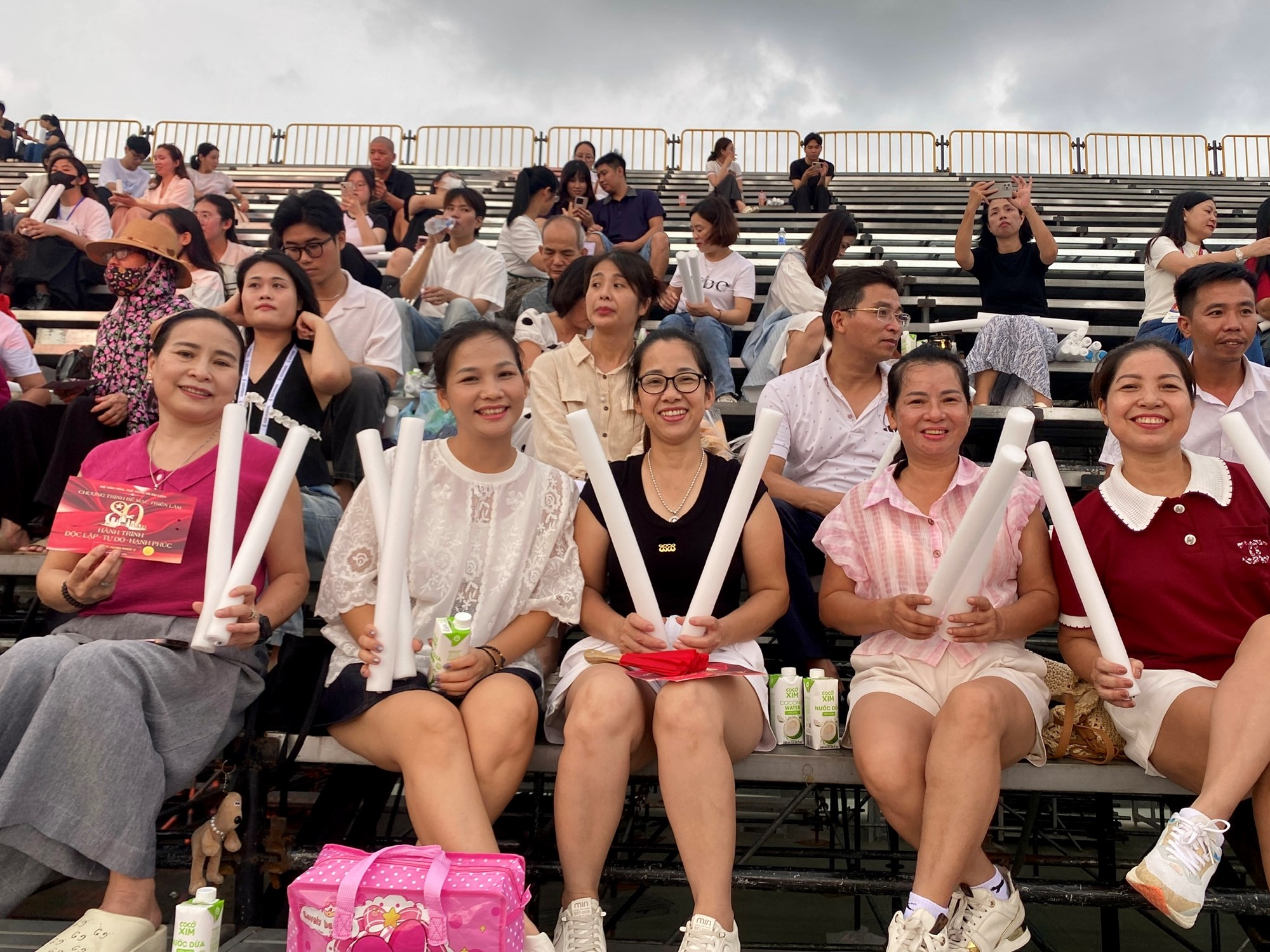  Khán giả nườm nượp đổ về Trung tâm Hội chợ Triển lãm Việt Nam, sẵn sàng bùng nổ cùng đêm nhạc đặc biệt "Tôi yêu Tổ quốc tôi" - ảnh 3