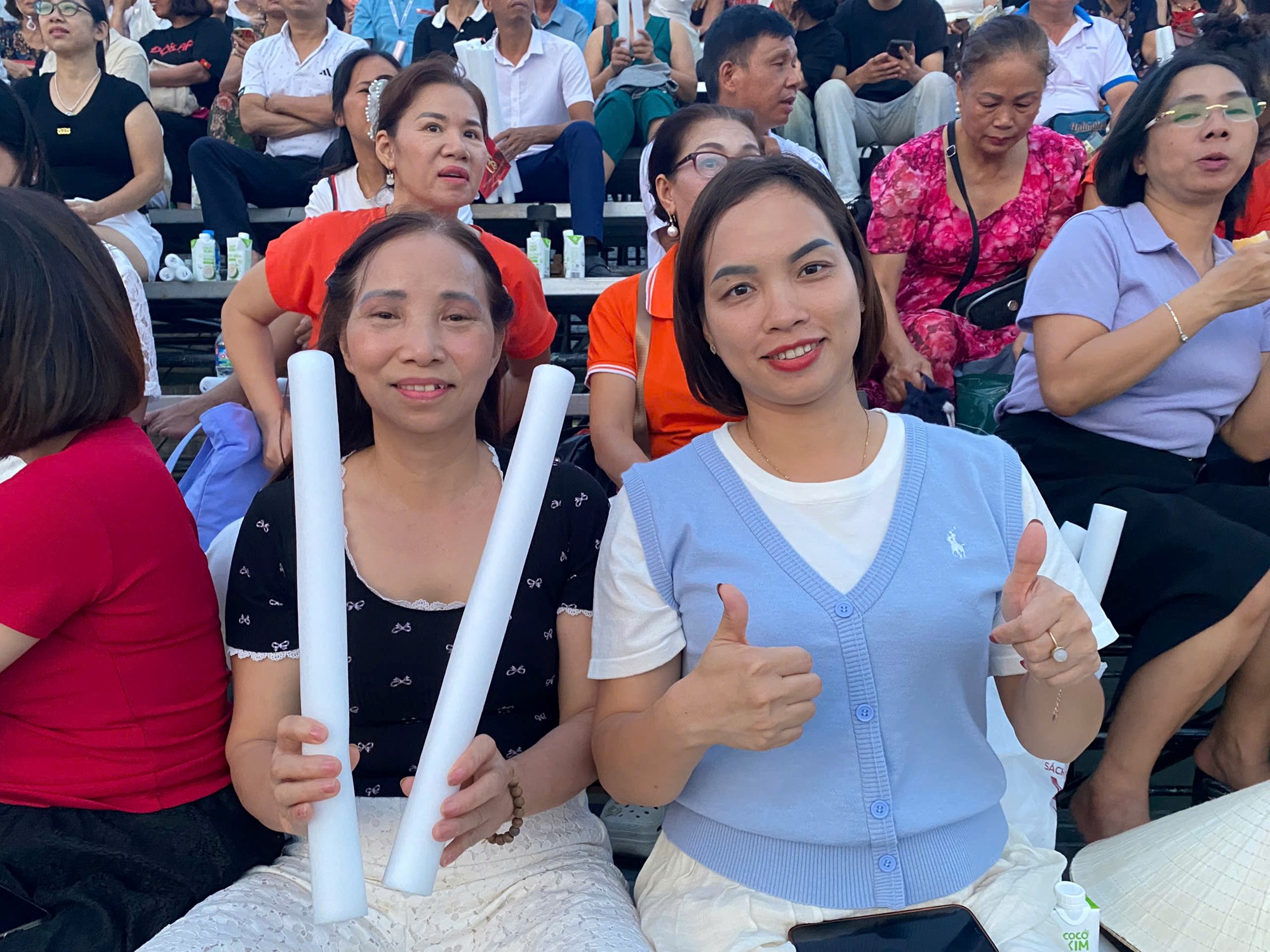  Khán giả nườm nượp đổ về Trung tâm Hội chợ Triển lãm Việt Nam, sẵn sàng bùng nổ cùng đêm nhạc đặc biệt "Tôi yêu Tổ quốc tôi" - ảnh 5