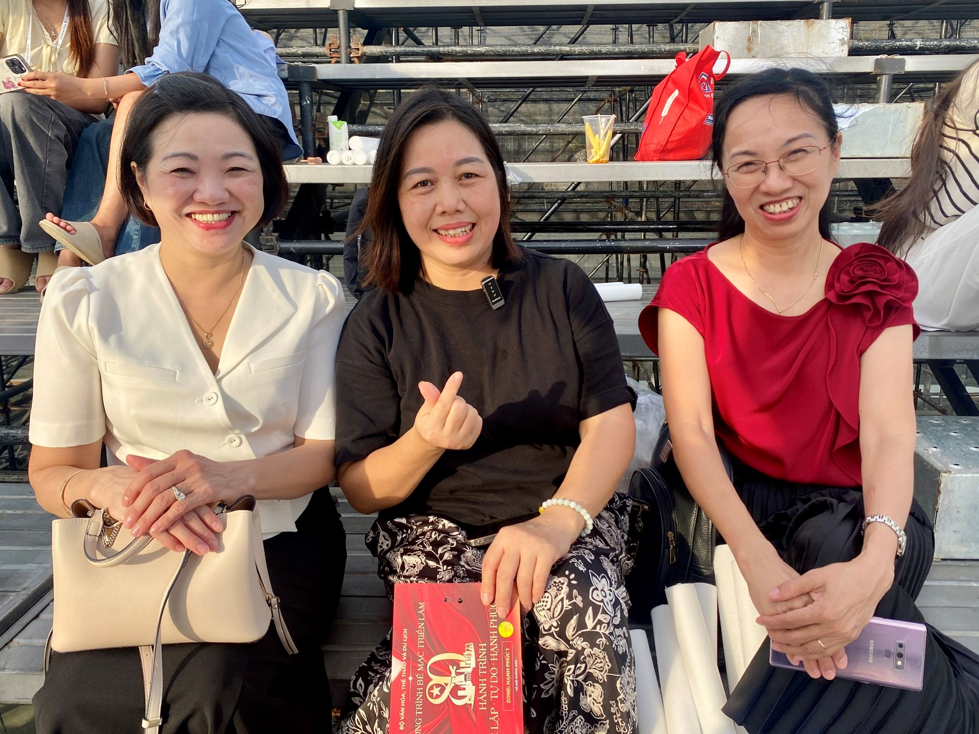  Khán giả nườm nượp đổ về Trung tâm Hội chợ Triển lãm Việt Nam, sẵn sàng bùng nổ cùng đêm nhạc đặc biệt "Tôi yêu Tổ quốc tôi" - ảnh 2