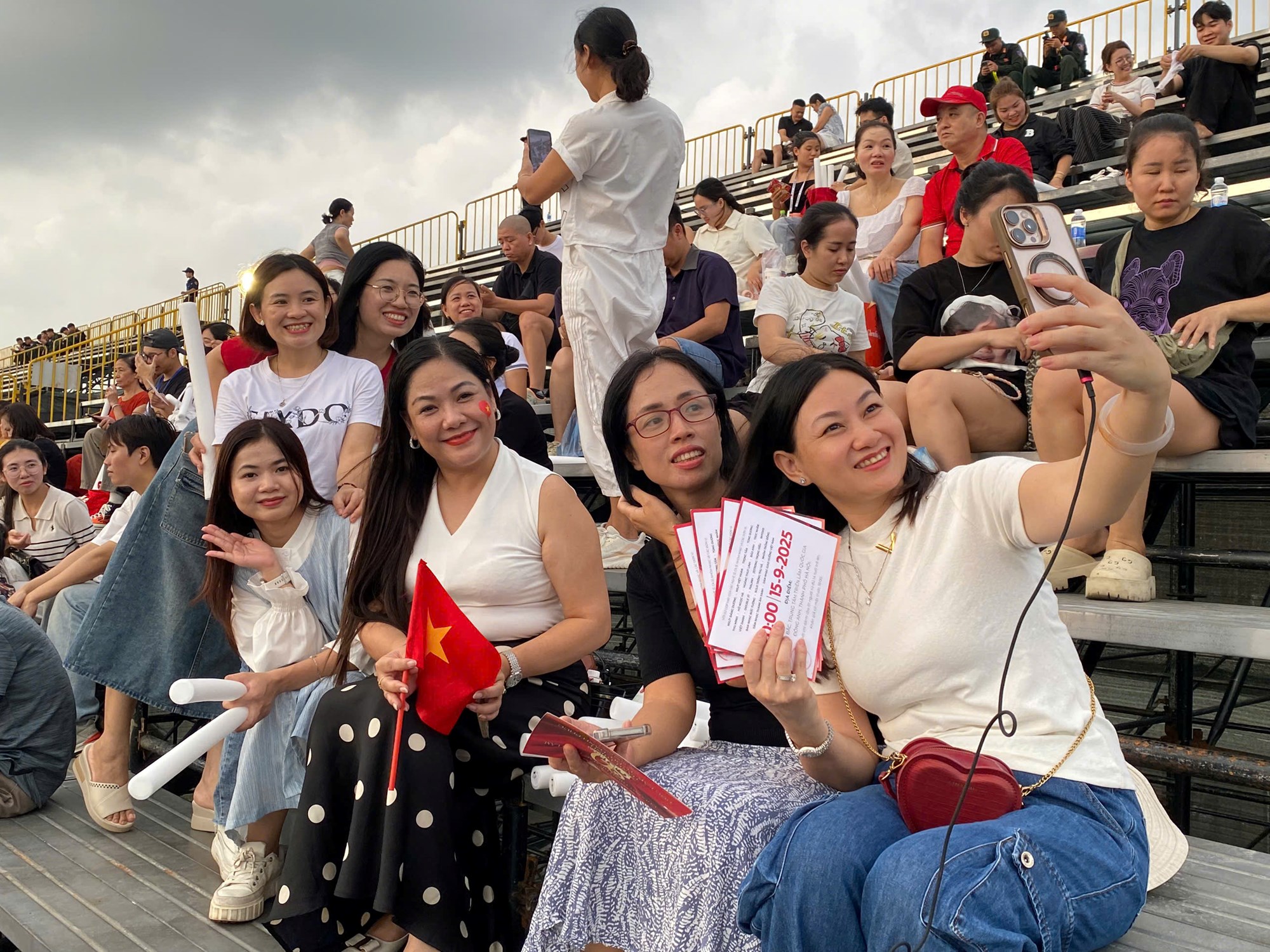  Khán giả nườm nượp đổ về Trung tâm Hội chợ Triển lãm Việt Nam, sẵn sàng bùng nổ cùng đêm nhạc đặc biệt "Tôi yêu Tổ quốc tôi" - ảnh 10