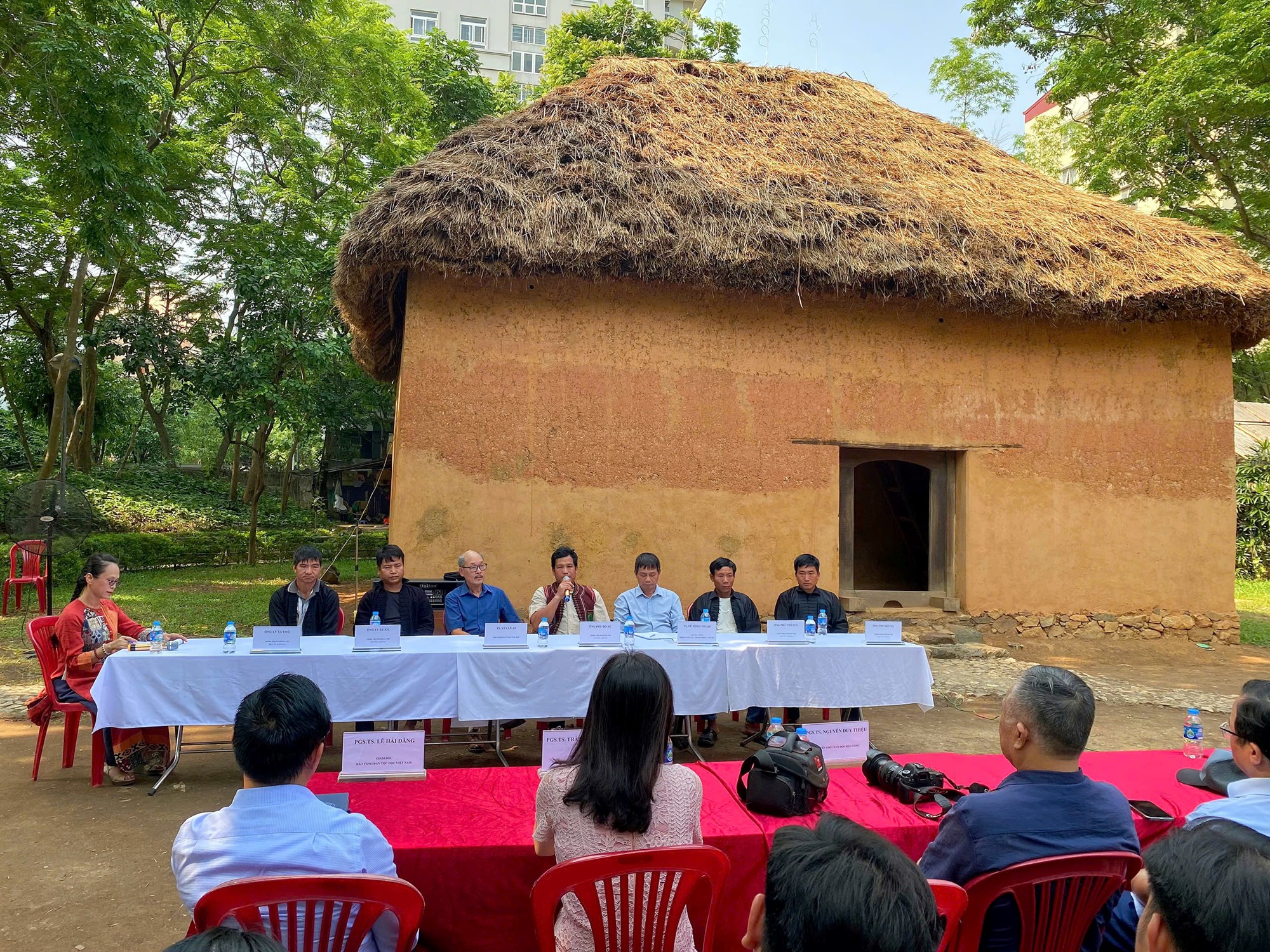 Tọa đàm bảo tồn kiến trúc nhà trình tường người Hà Nhì