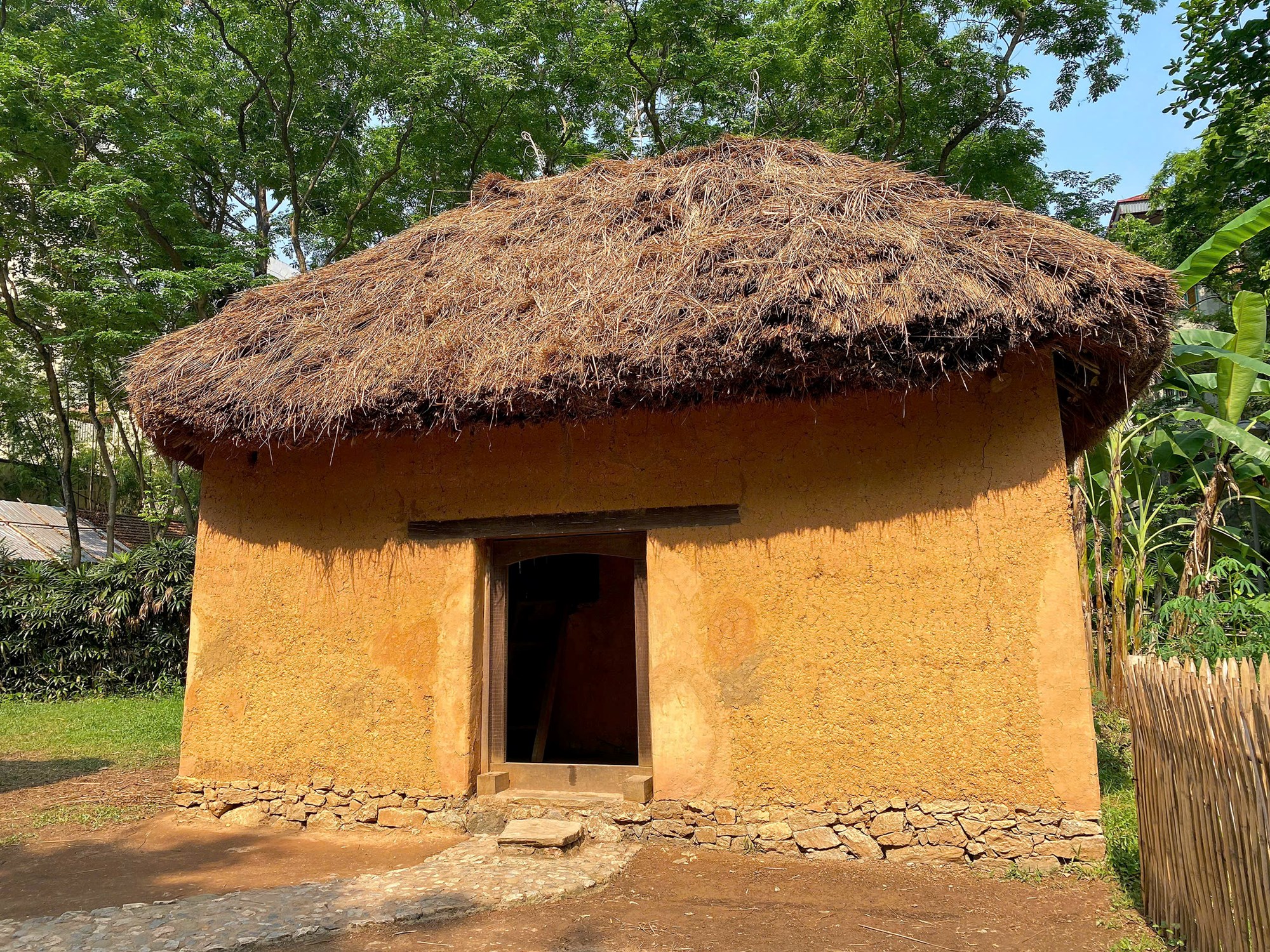 Không gian bên trong nhà trình tường của người Hà Nhì