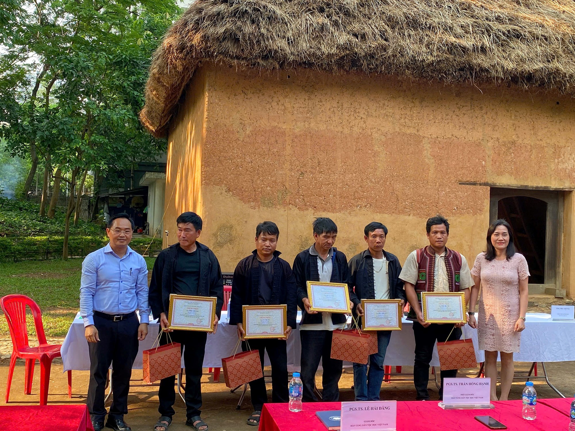 Nghệ nhân Hà Nhì chỉnh trang nhà trình tường truyền thống