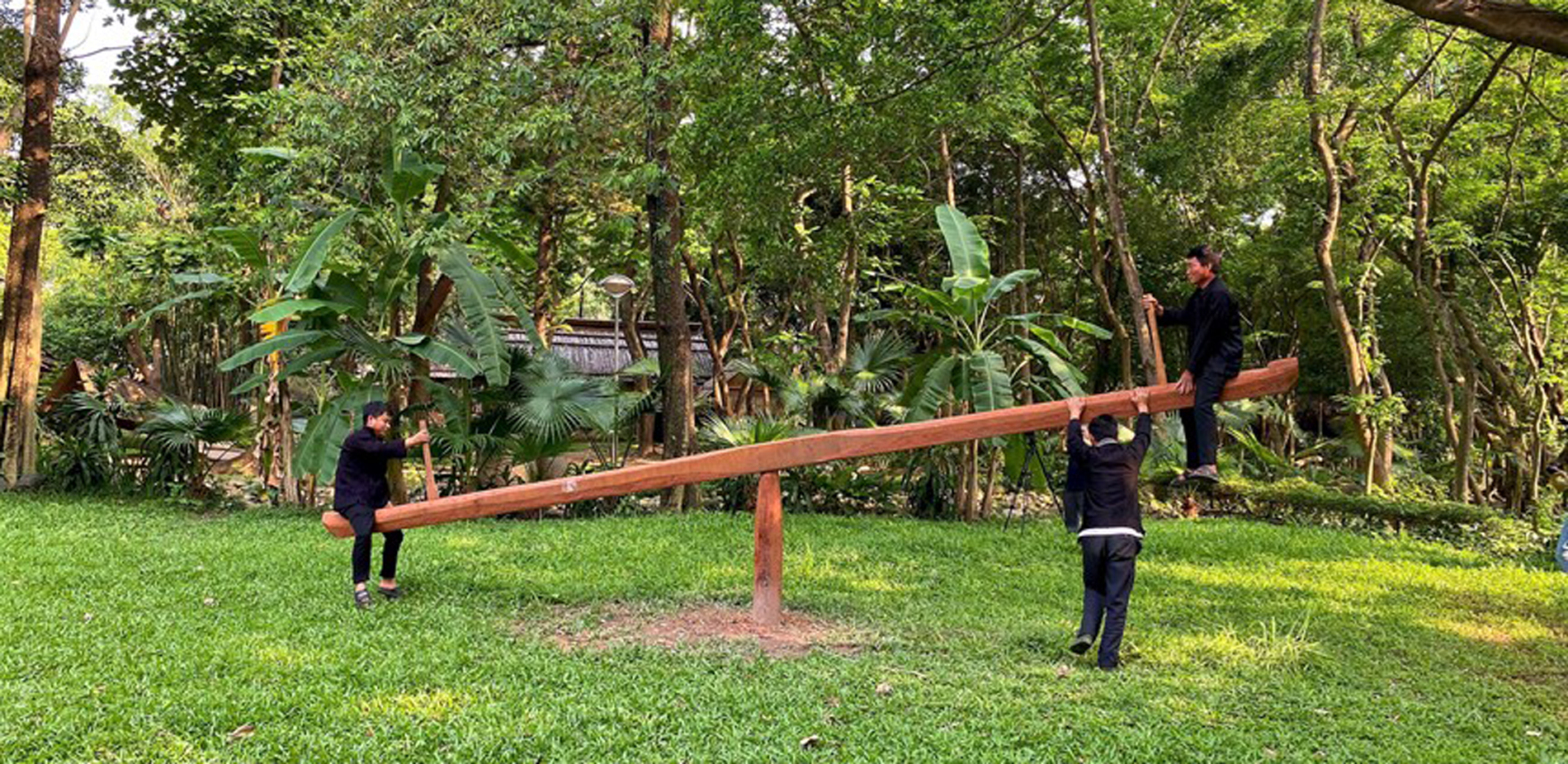 Trò chơi đu quay trong không gian văn hóa người Hà Nhì