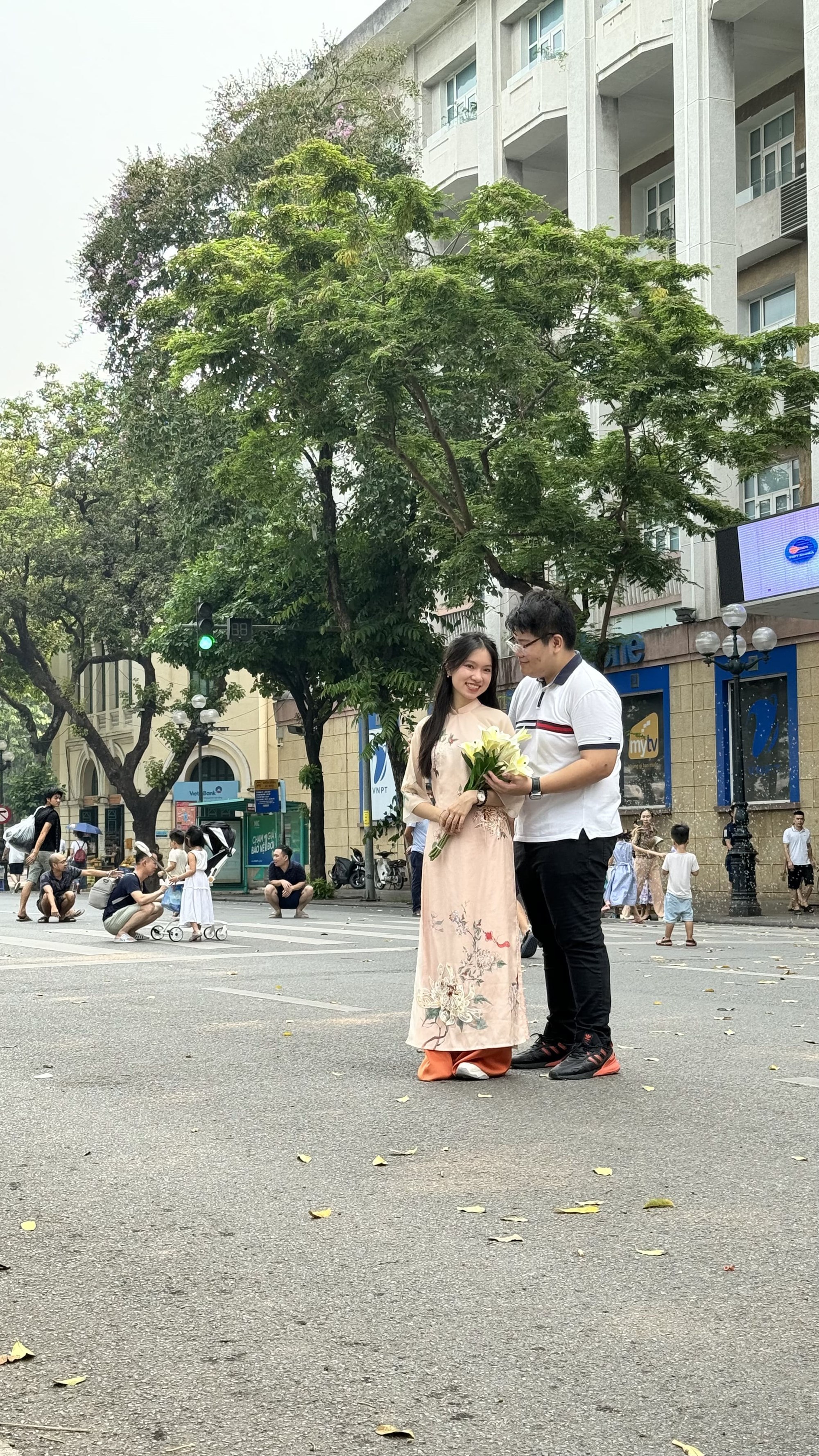 Hồ Gươm tấp nập du khách ngày nghỉ lễ - ảnh 6