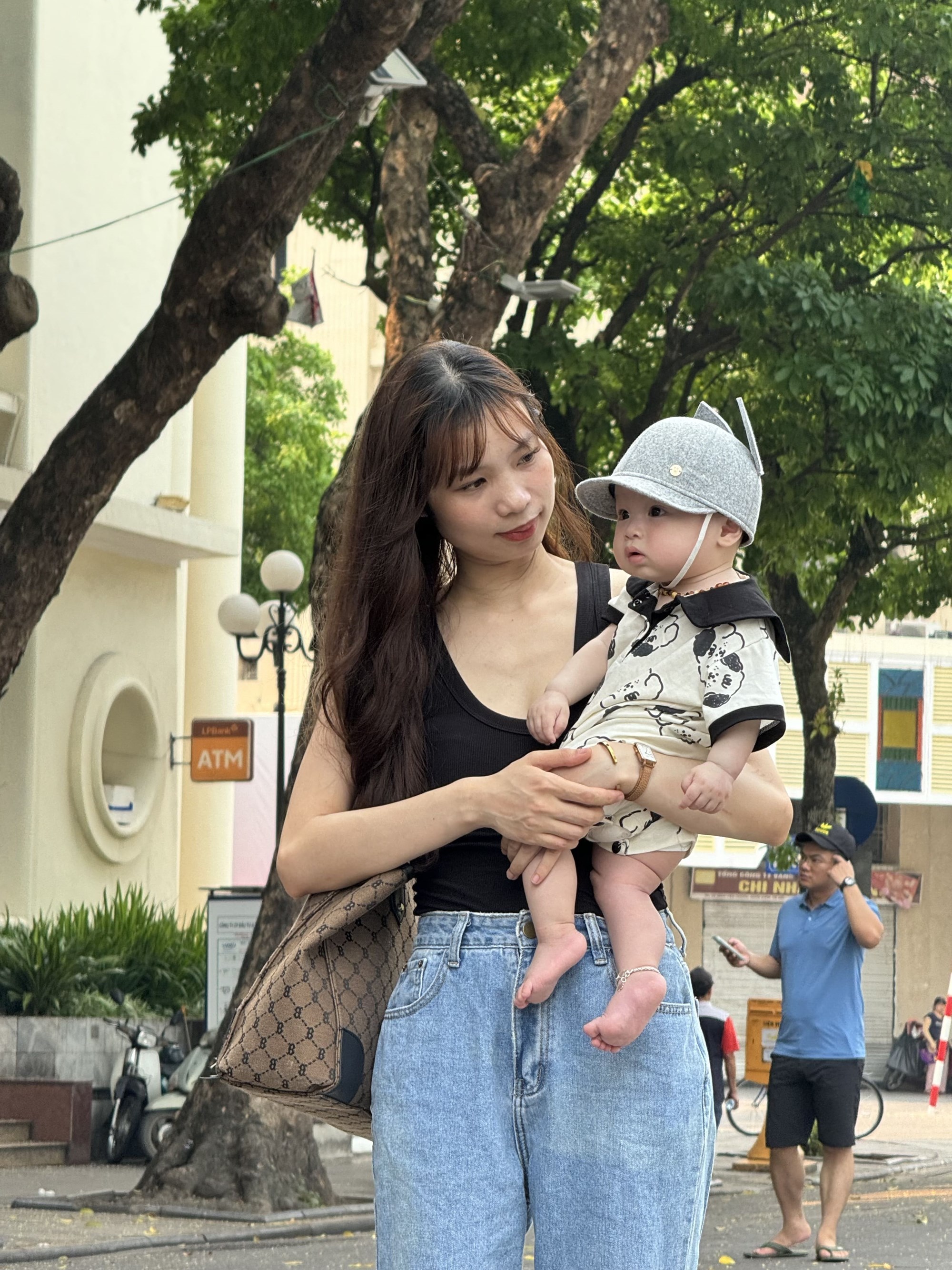 Hồ Gươm tấp nập du khách ngày nghỉ lễ - ảnh 5