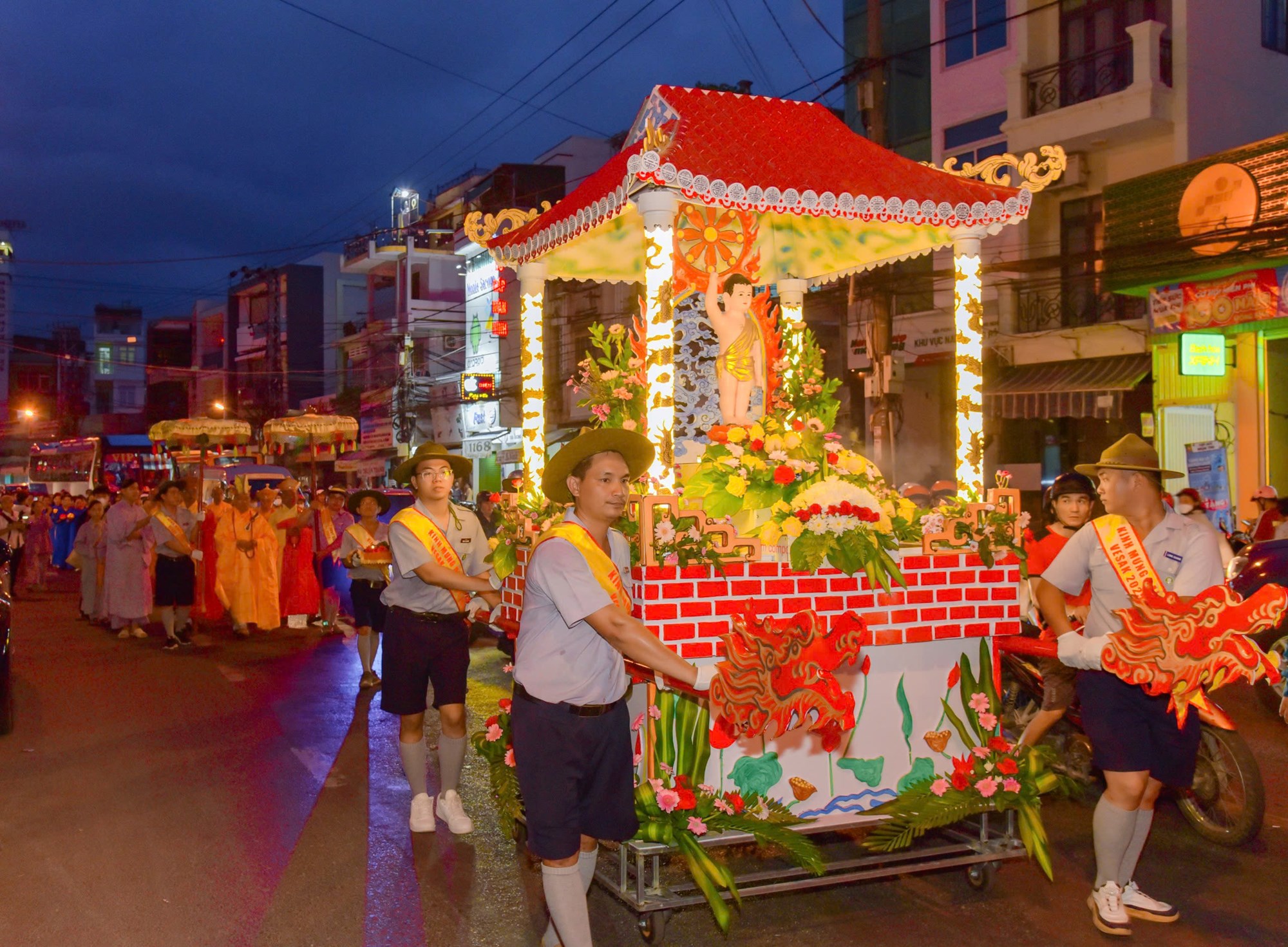 Khánh Hòa: Lễ thả hoa đăng trên sông thu hút đông đảo người dân, du khách - ảnh 2