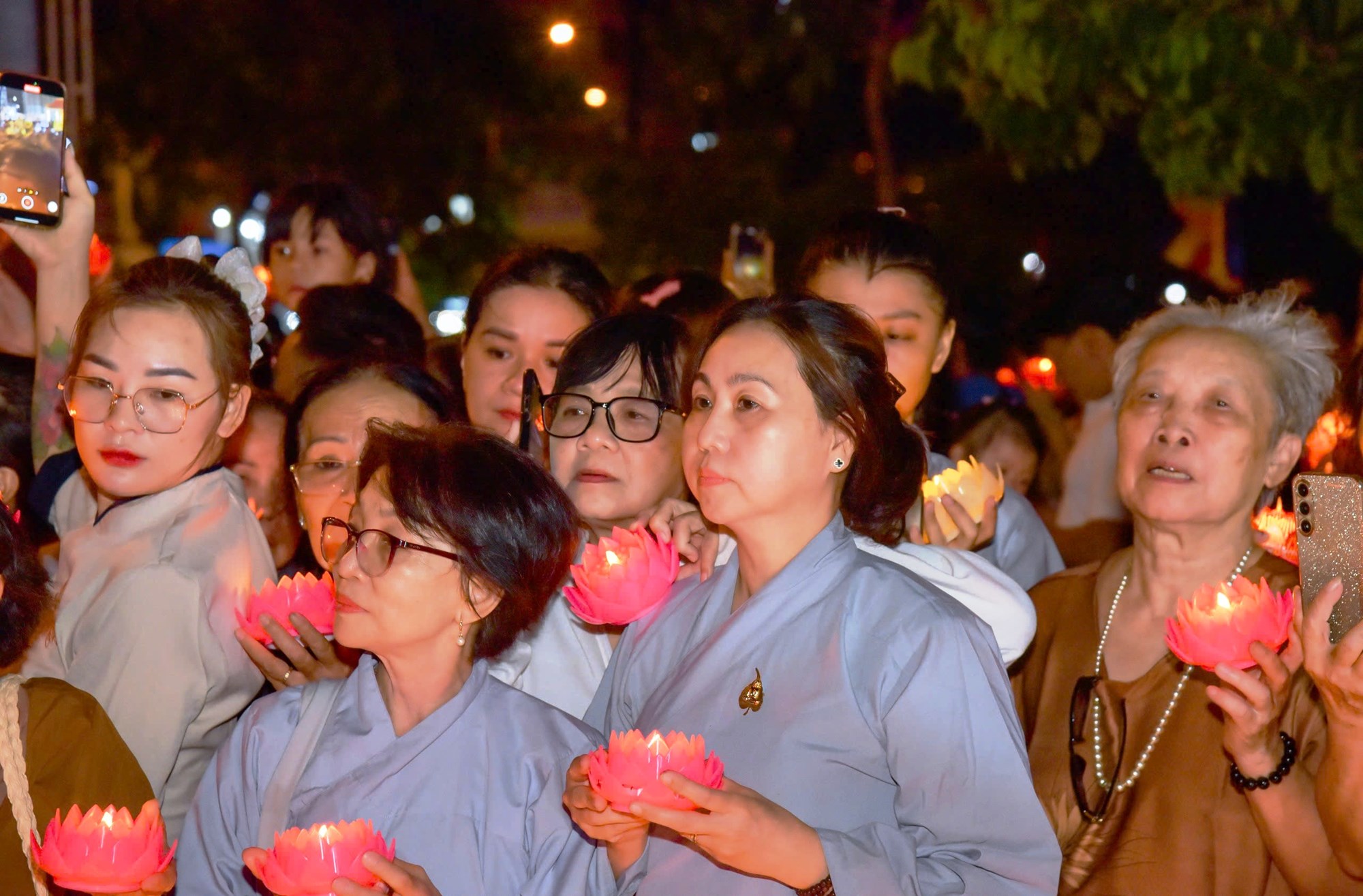 Khánh Hòa: Lễ thả hoa đăng trên sông thu hút đông đảo người dân, du khách - ảnh 7