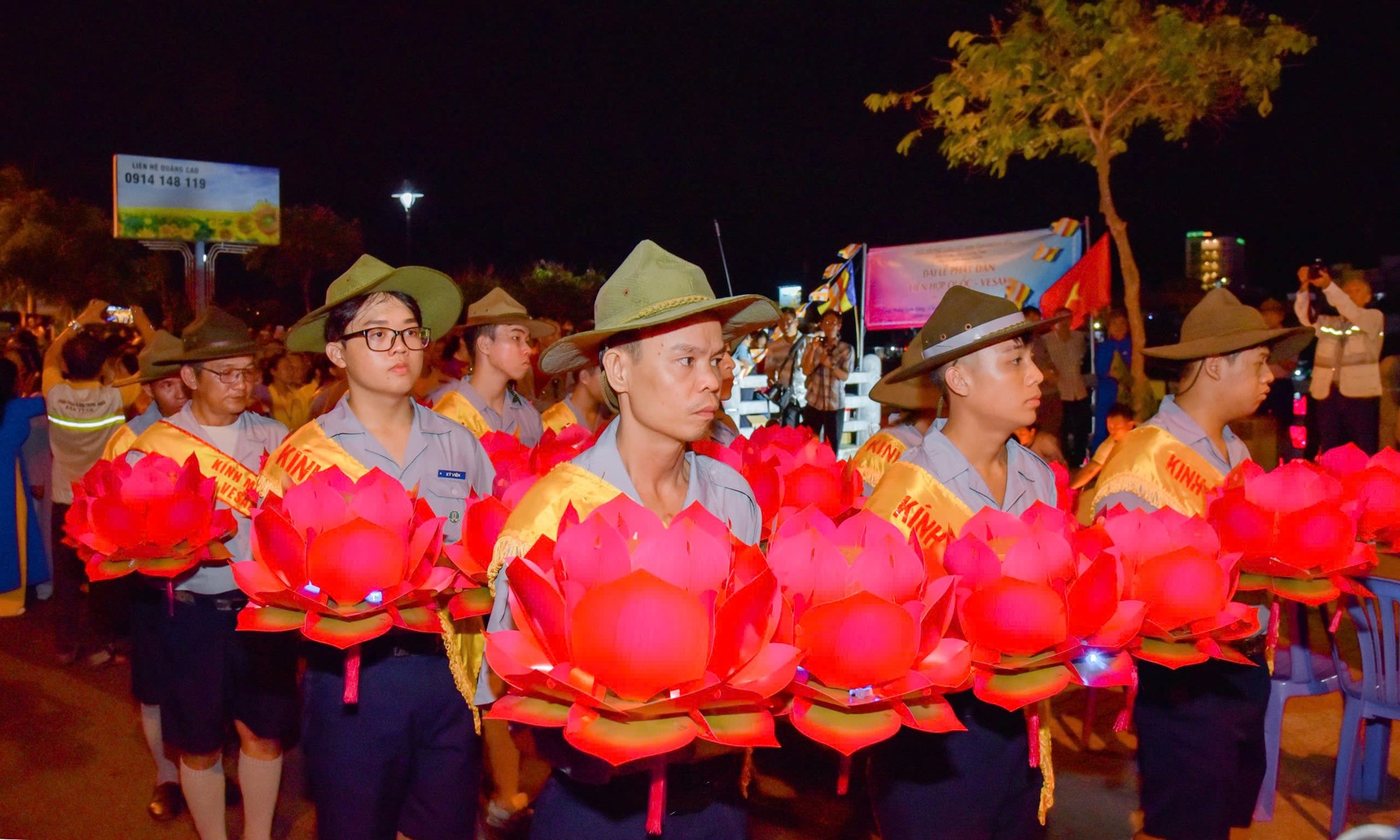 Khánh Hòa: Lễ thả hoa đăng trên sông thu hút đông đảo người dân, du khách - ảnh 6