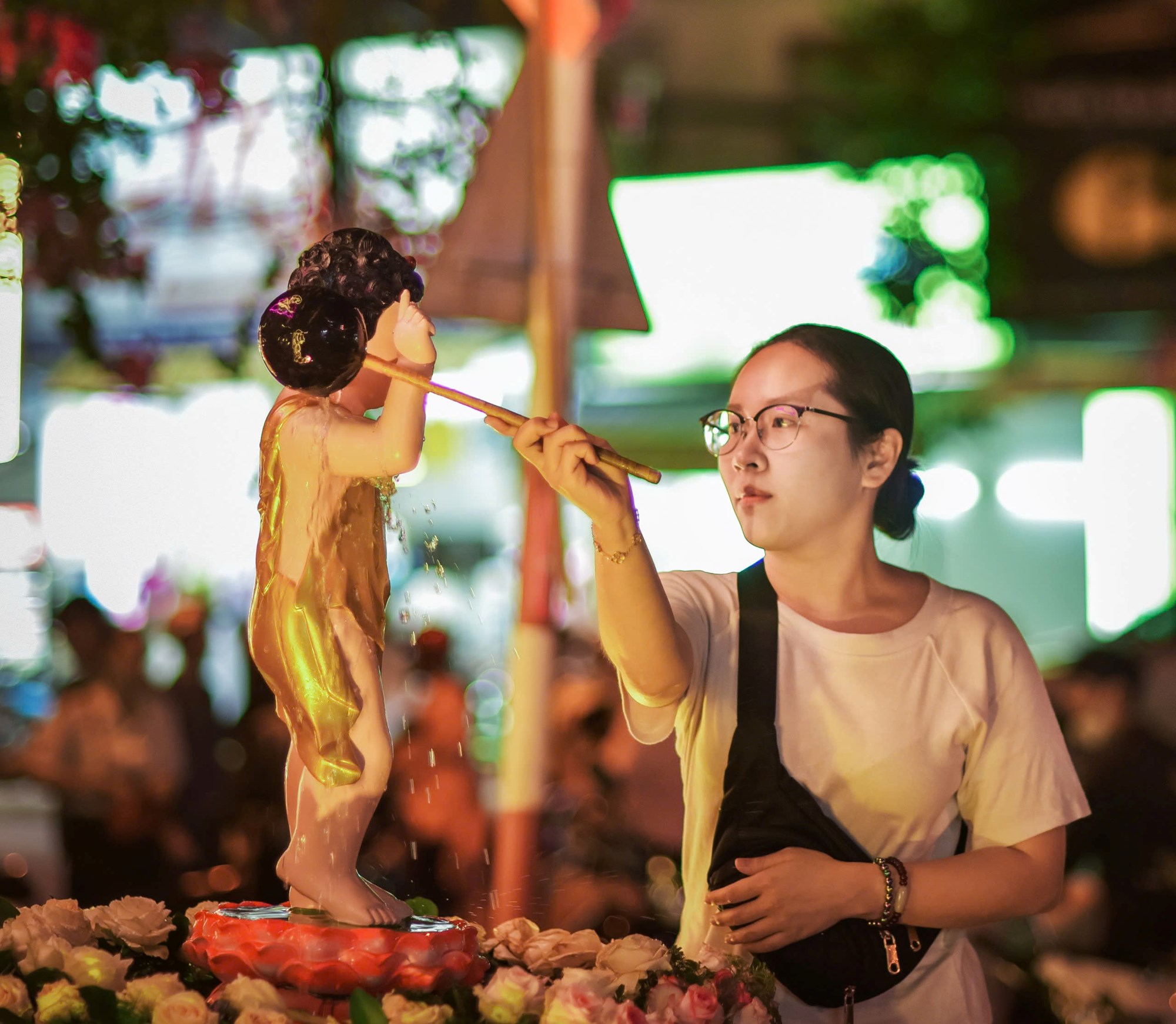 Khánh Hòa: Lễ thả hoa đăng trên sông thu hút đông đảo người dân, du khách - ảnh 4