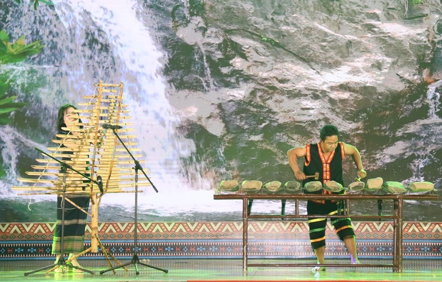 Biểu diễn đàn đá Khánh Sơn trong chương trình văn hóa dân tộc