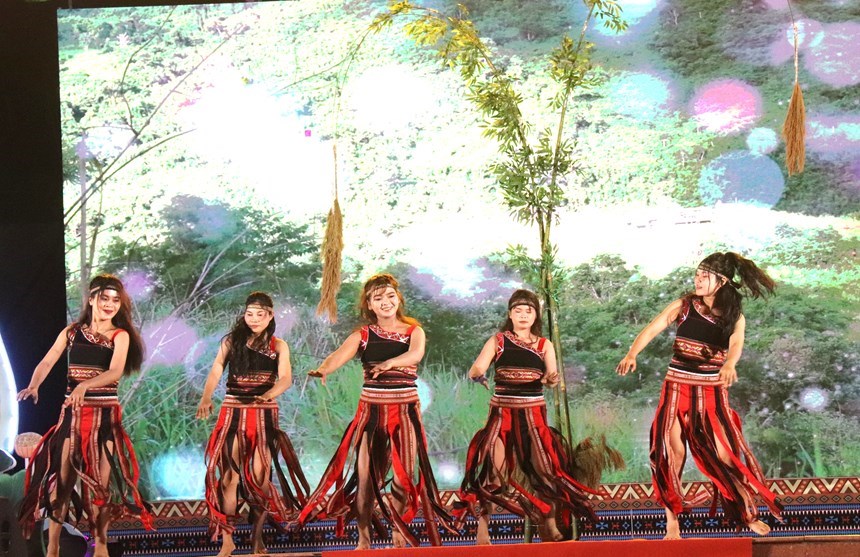 Biểu diễn múa Raglai trong không gian lễ hội văn hóa Khánh Hòa