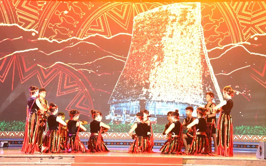 Nhà rông và cây nêu trong không gian văn hóa các dân tộc tại Khánh Hòa