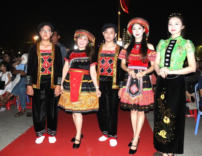 Trang phục cưới hỏi truyền thống của các dân tộc được giới thiệu tại lễ hội