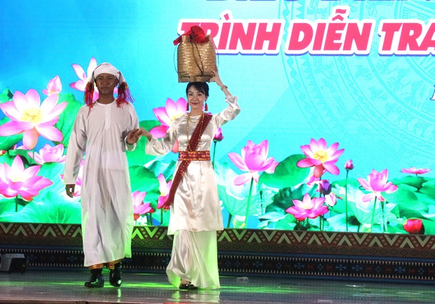 Trang phục dân tộc rực rỡ trong đêm hội văn hóa tại Khánh Hòa