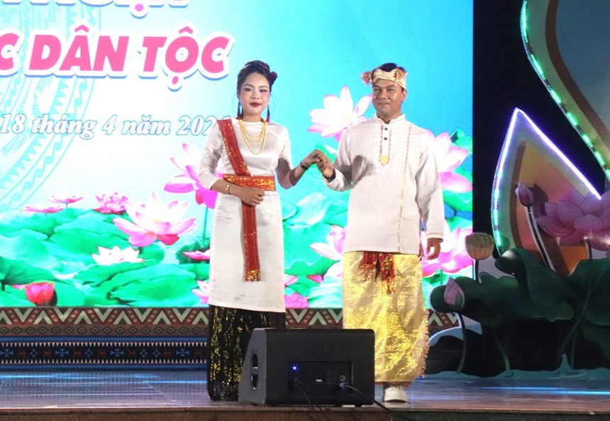 Trình diễn trang phục truyền thống của các dân tộc Việt Nam tại Khánh Hòa