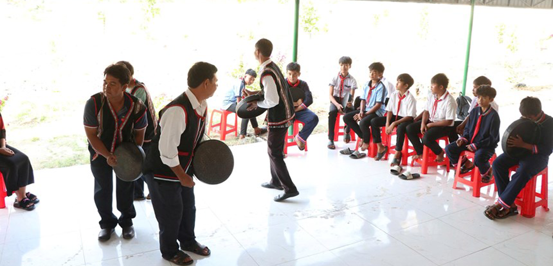 ọc sinh Raglai học đánh mã la trong lớp tại Trường Phước Hà Khánh Hòa