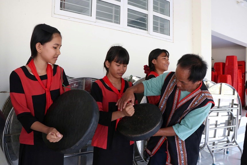 Học sinh Raglai biểu diễn mã la trên sân trường Phước Hà Khánh Hòa