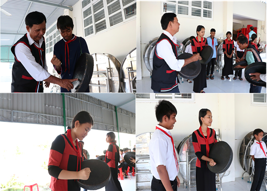 Nghệ nhân Raglai hướng dẫn học sinh kỹ thuật đánh mã la truyền thống