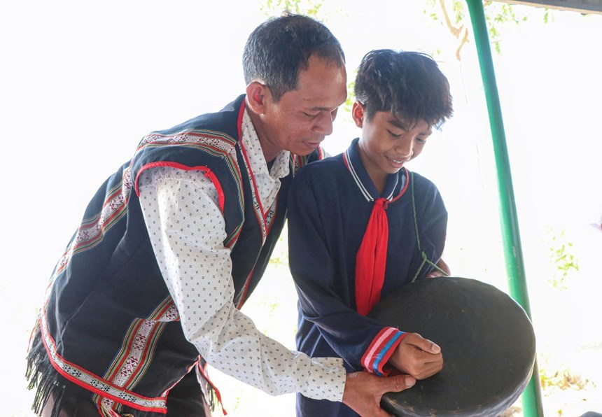 Nghệ nhân Raglai truyền dạy di sản mã la cho thế hệ trẻ