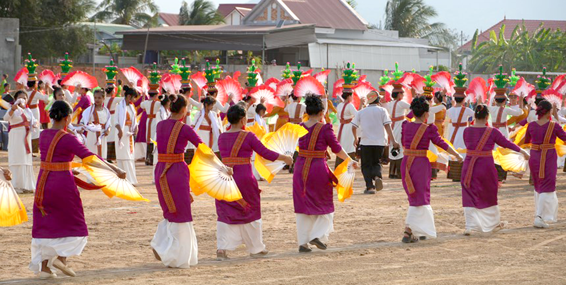 Đồng diễn tái hiện đời sống cộng đồng Chăm trong lễ hội