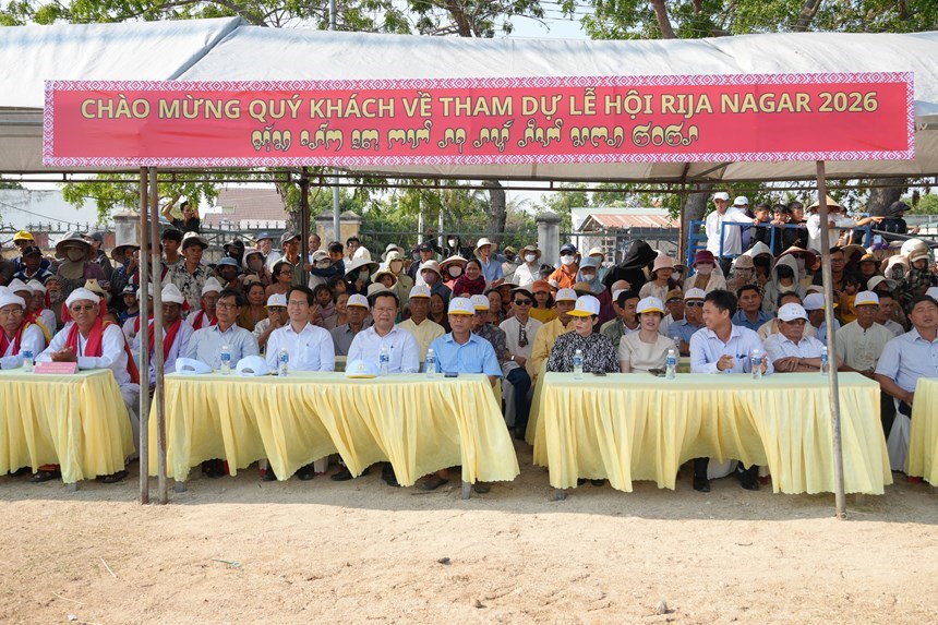 Du khách và người dân dự Lễ hội Rija Nagar Khánh Hòa