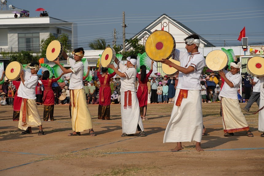 Màn múa trống Paranưng rộn ràng tại Lễ hội Rija Nagar