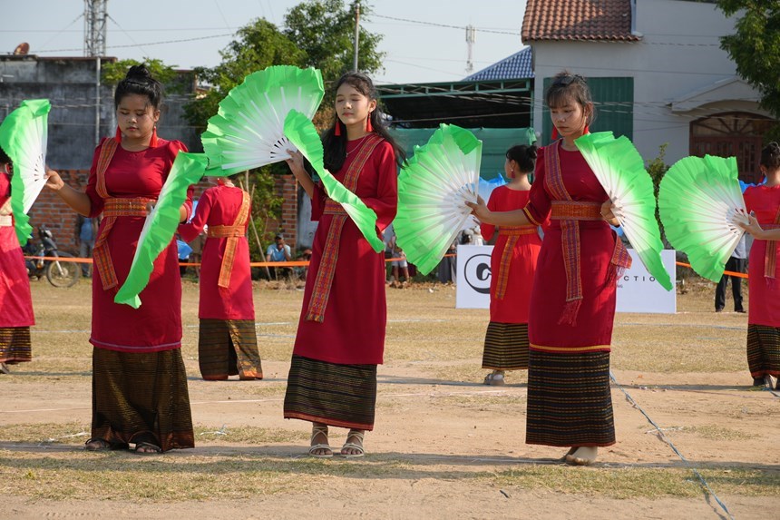Các cô gái Chăm uyển chuyển trong điệu múa truyền thống