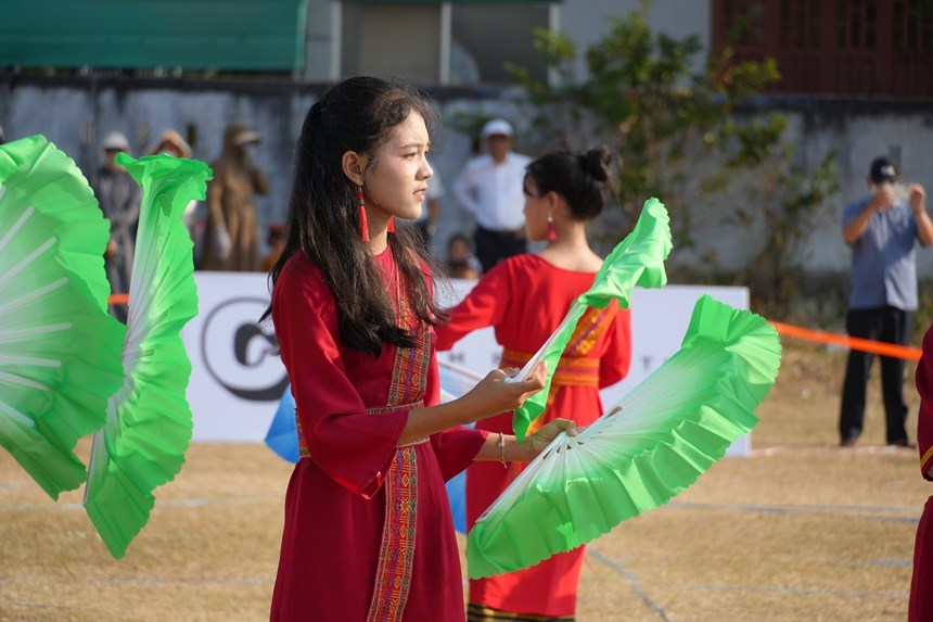 Điệu múa quạt uyển chuyển của thiếu nữ Chăm trong Lễ hội Rija Nagar