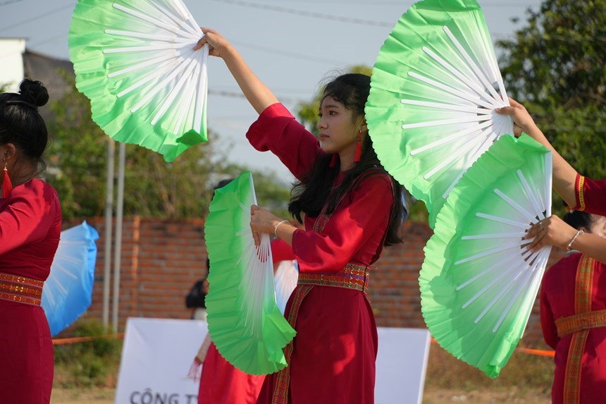 Thiếu nữ Chăm duyên dáng biểu diễn múa quạt truyền thống tại Lễ hội Rija Nagar