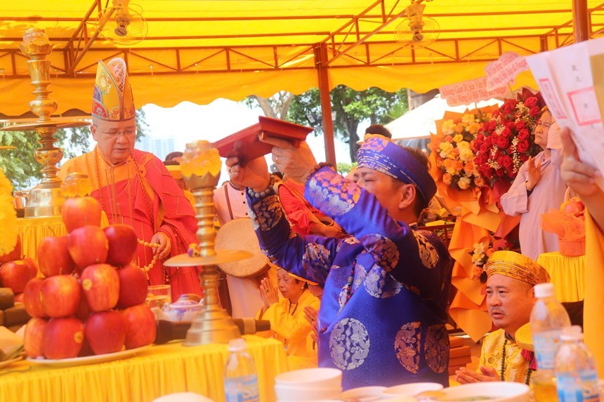 Nghi thức dâng lễ vật lên Nữ thần Pô Inư Nagar tại lễ hội