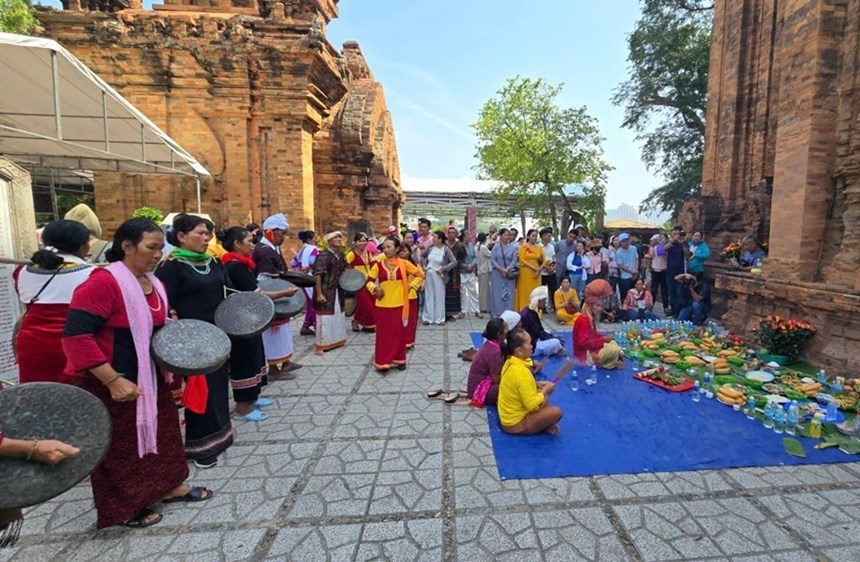 Nghi thức dâng lễ vật lên Nữ thần