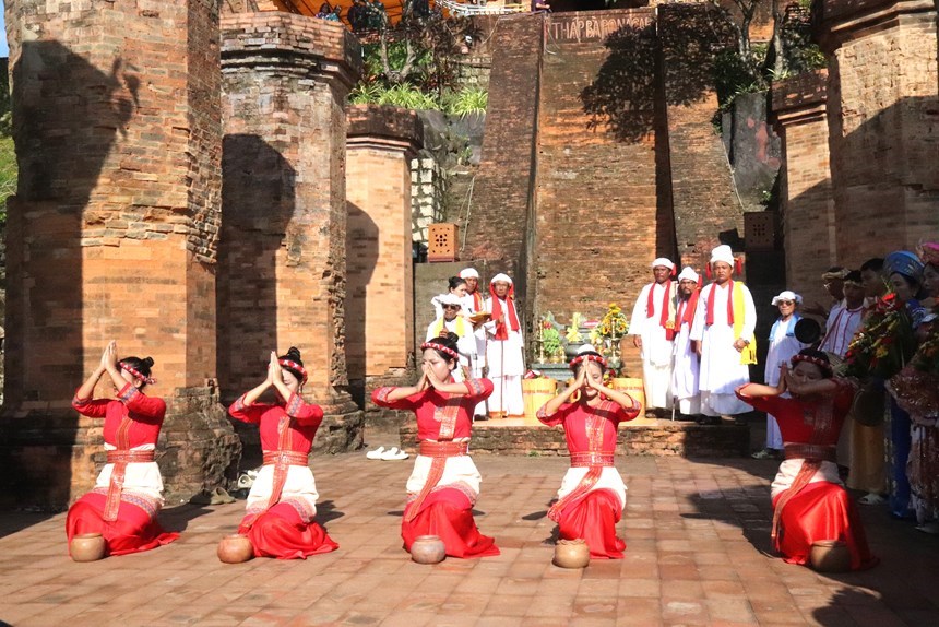 Nghi thức dâng nước tại khu Mandapa trong Lễ hội Tháp Bà Pô Nagar Nha Trang 2026