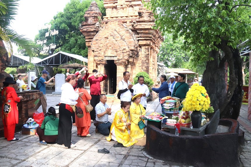 Lễ cúng tạ tại Tháp Bà Pô Nagar trong Lễ hội Tháp Bà Pô Nagar Khánh Hòa 2026