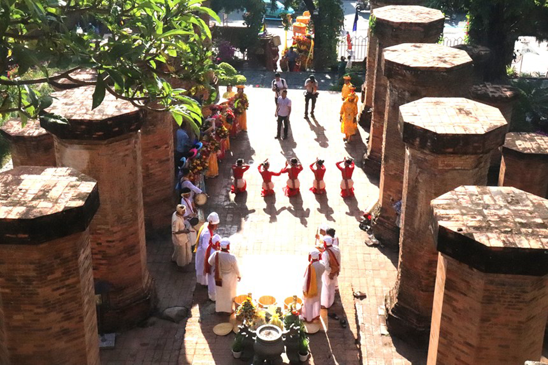 Nghi thức dâng nước tại khu Mandapa