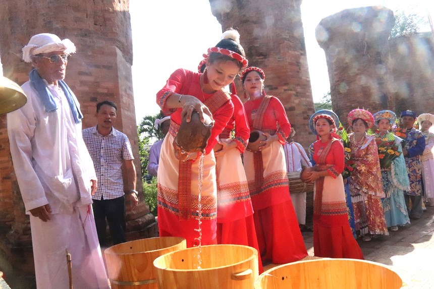 Thiếu nữ Chăm thực hiện nghi thức dâng nước lên Mẫu tại Lễ hội Tháp Bà Pô Nagar 2026