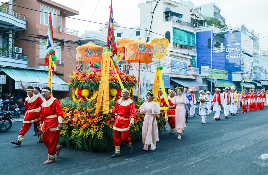 Xe hoa và kiệu lọng được trang trí trang nghiêm tại Lễ rước nước Tháp Bà Pô Nagar Nha Trang 2026