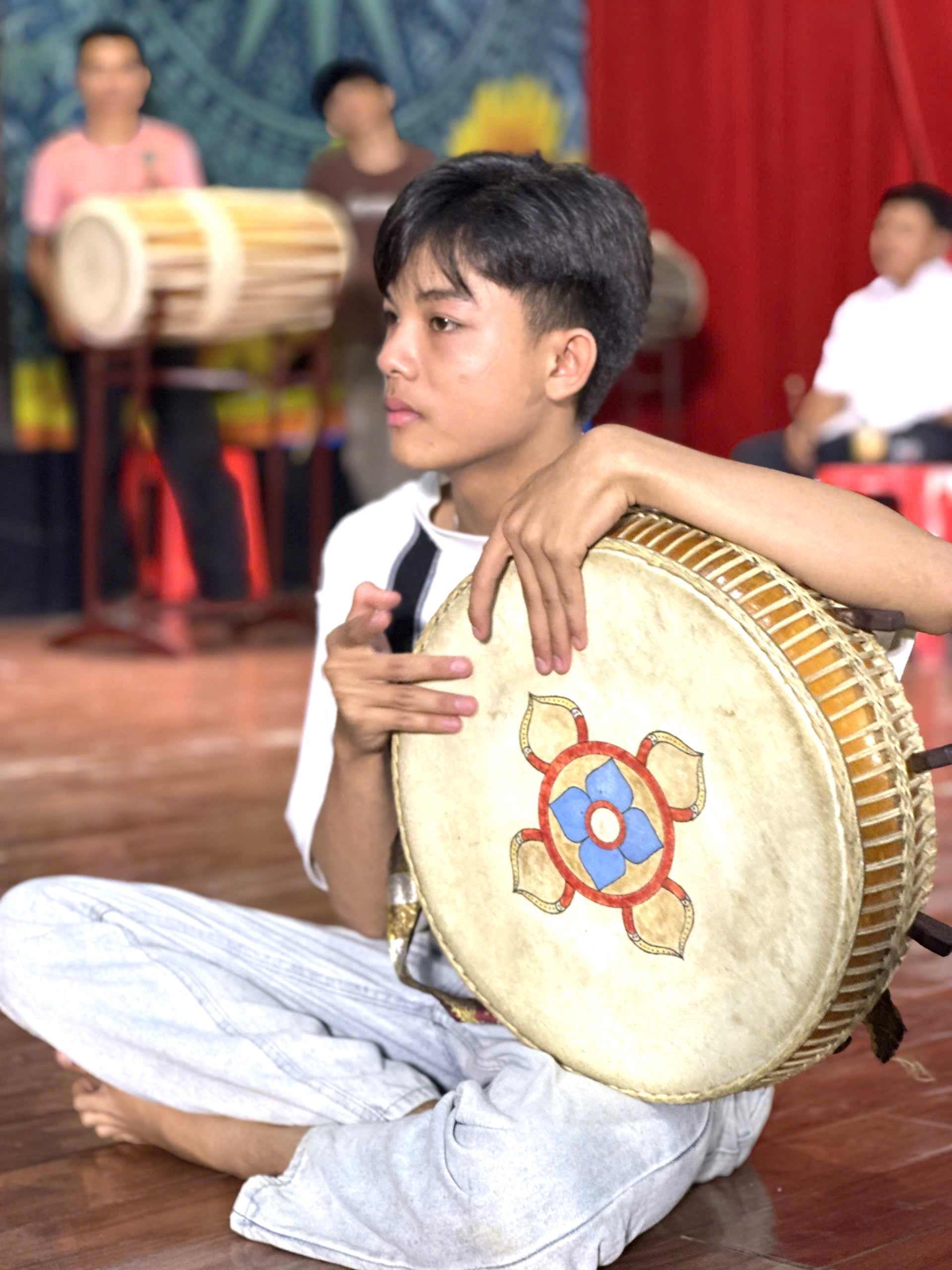 Nghệ nhân trẻ luyện tập với trống Ginang trước thềm Ngày hội Văn hóa dân tộc Chăm 2026