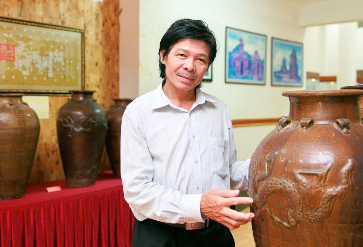 Nhà nghiên cứu giới thiệu họa tiết rồng trên hiện vật gốm men Chăm tại trung tâm nghiên cứu văn hóa Chăm