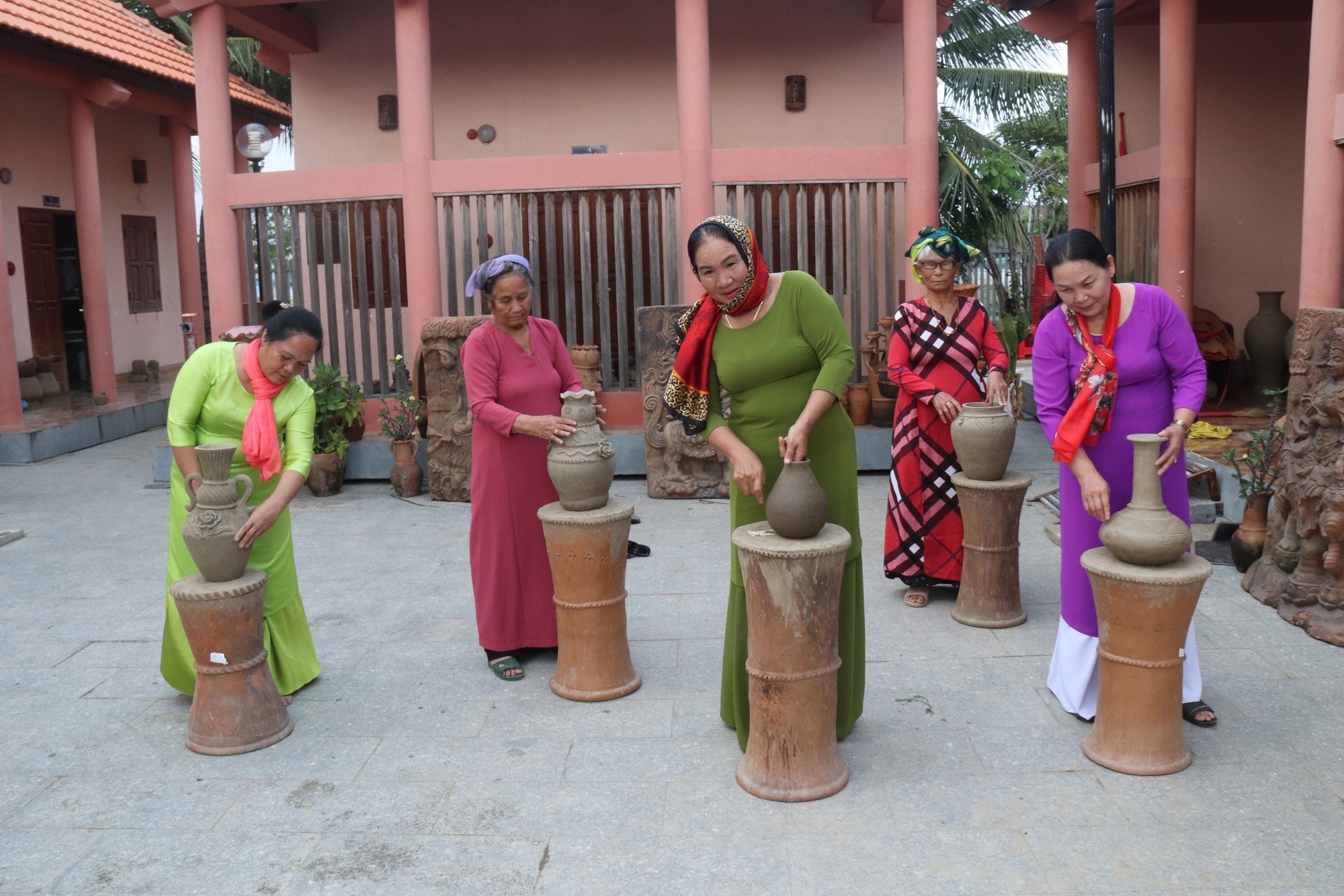 Trình diễn nghệ thuật làm gốm Chăm Bàu Trúc góp phần bảo tồn và quảng bá di sản văn hóa Chăm