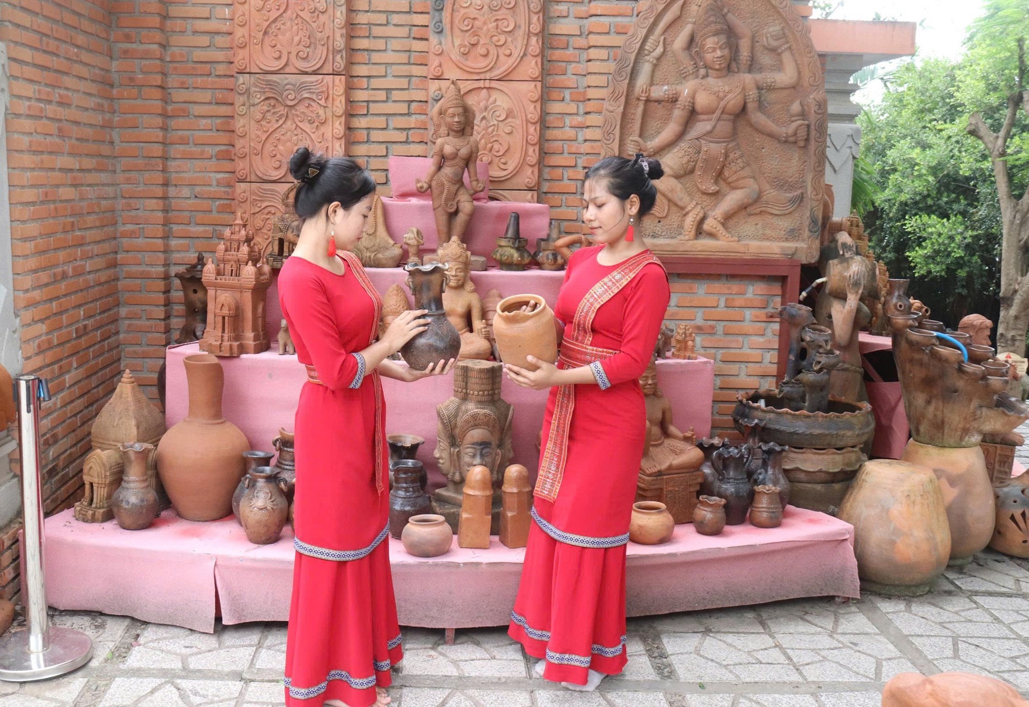 Khu trưng bày gốm Chăm Bàu Trúc tại Tháp Bà Pô Nagar giới thiệu giá trị di sản văn hóa Chăm