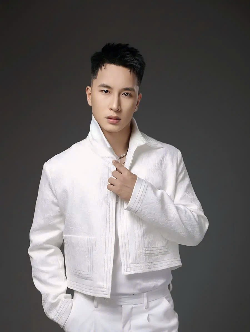Rapper RamC mang màu sắc âm nhạc hiện đại đến đêm khai mạc Ngày hội Văn hóa dân tộc Chăm 2026.