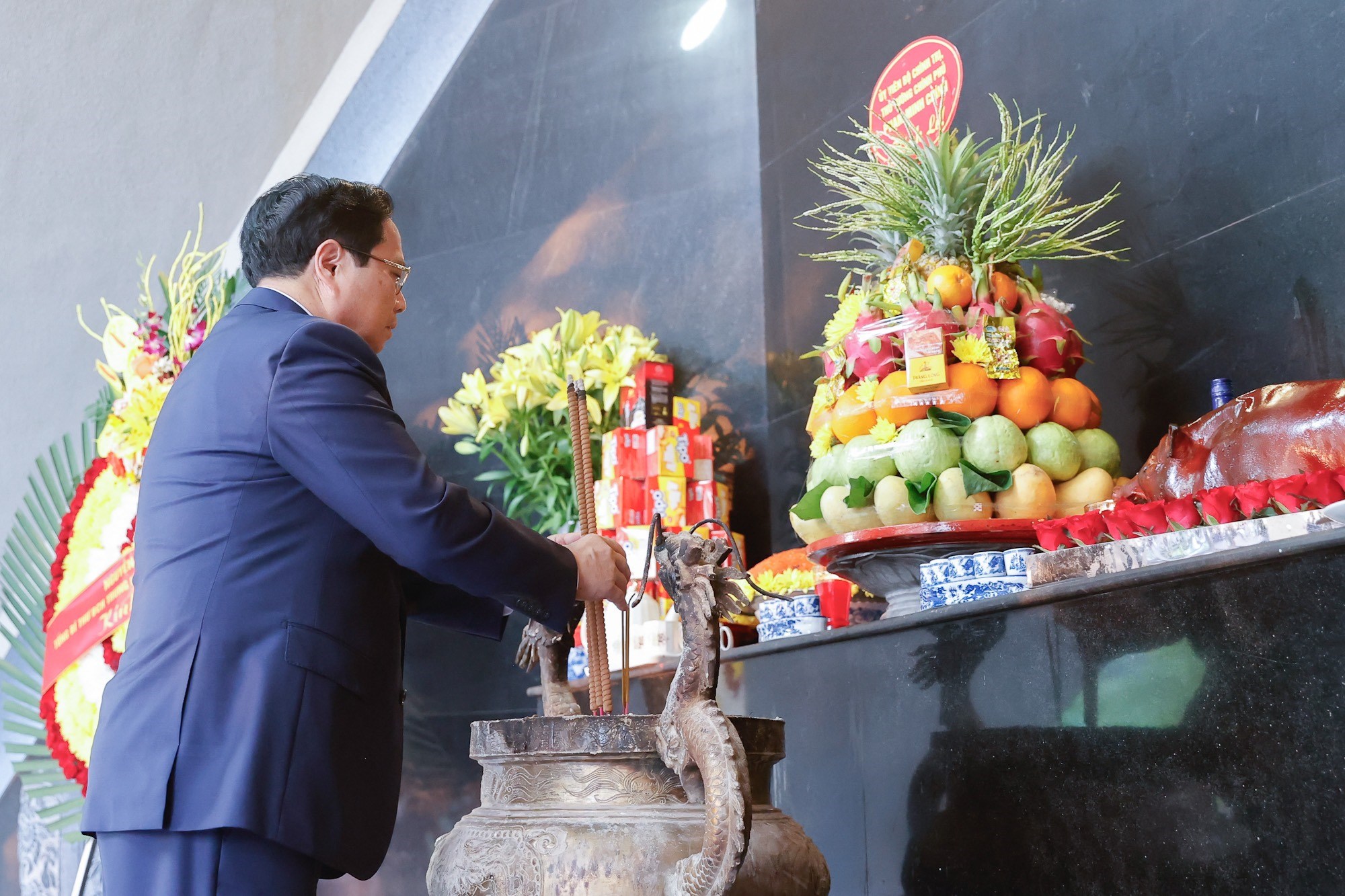 Thủ tướng dâng hương, dâng hoa tưởng niệm, tri ân các Anh hùng, liệt sĩ tại Điện Biên Phủ - ảnh 4