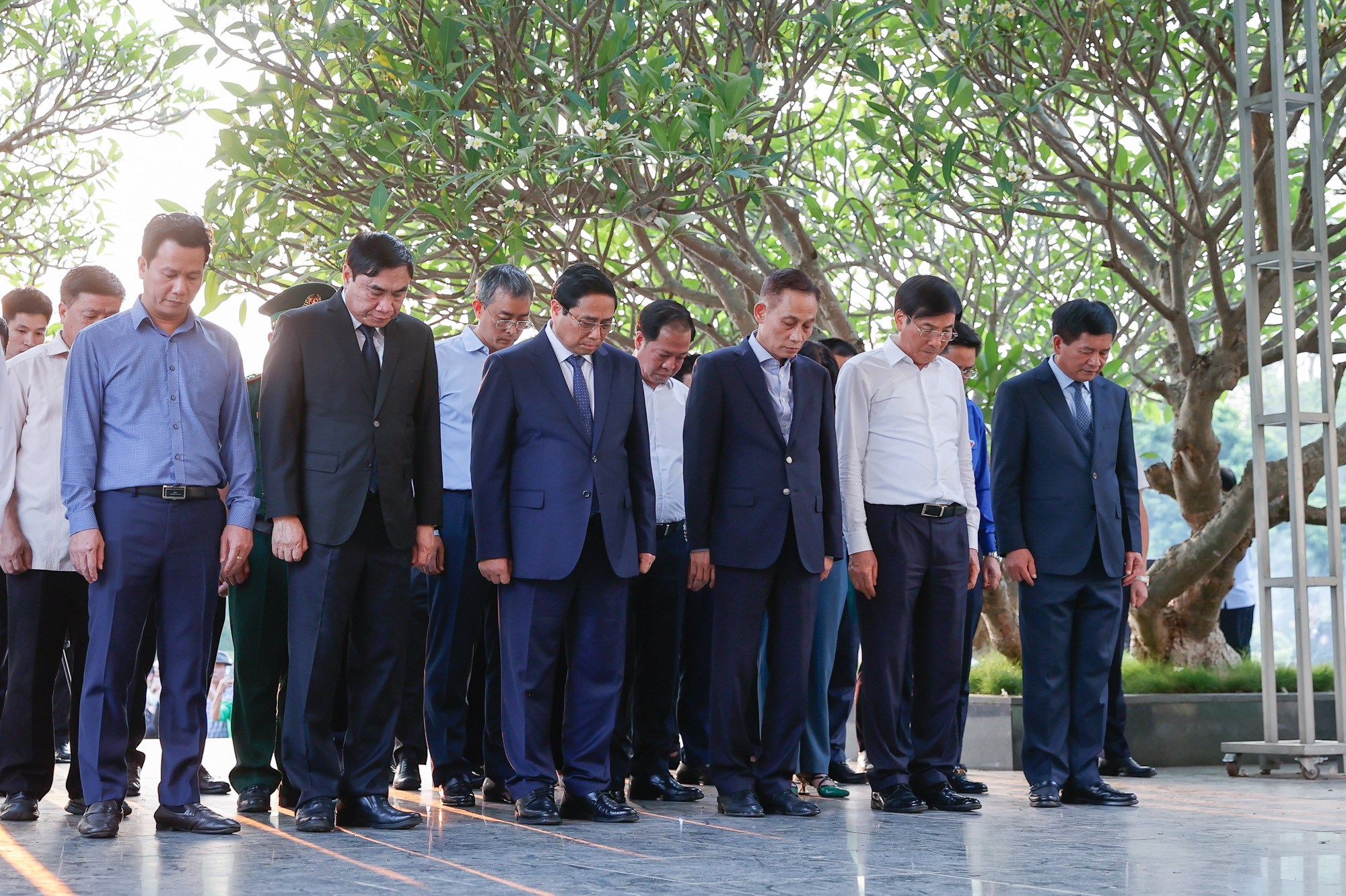 Thủ tướng dâng hương, dâng hoa tưởng niệm, tri ân các Anh hùng, liệt sĩ tại Điện Biên Phủ - ảnh 5