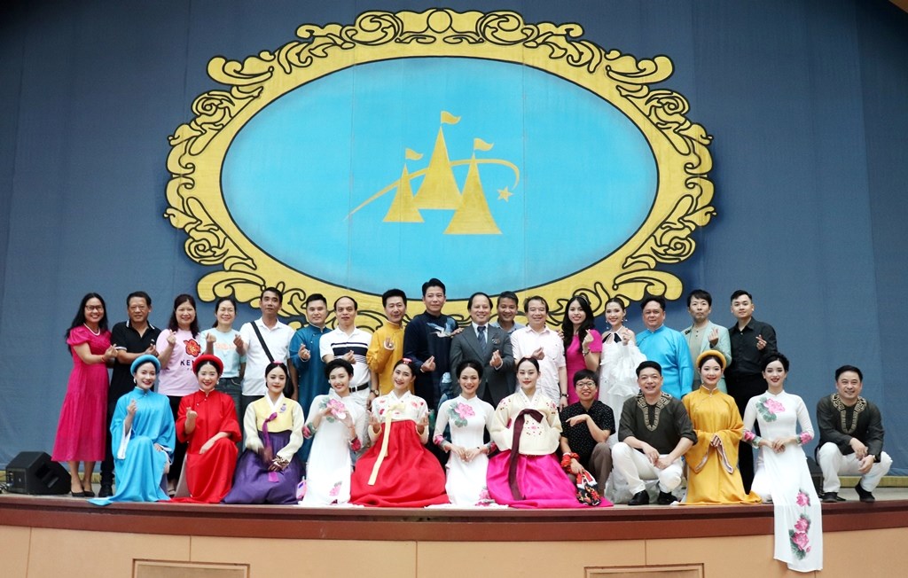 Ấn tượng chương trình nghệ thuật “Mời bạn đến Việt Nam quê hương tôi” - ảnh 14
